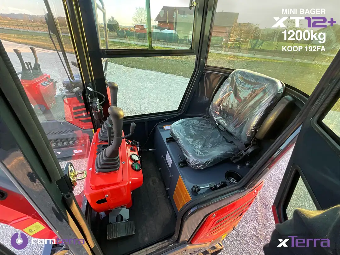 mini bager 1200 kg unutrašnjost kabine