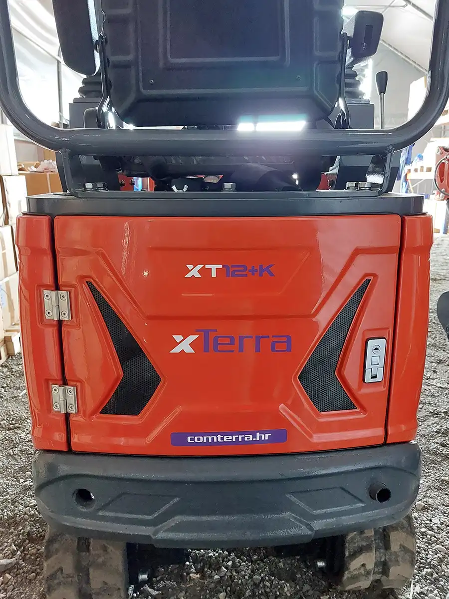 mini bager 1200kg kubota zadnja strana